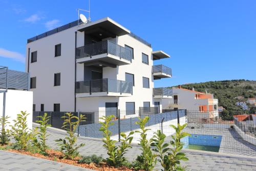 Family friendly apartments with a swimming pool Mavarstica, Ciovo - 18642