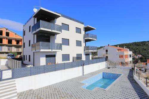 Family-friendly apartments with swimming pool Mavarstica, Ciovo - 18642