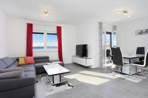 Family-friendly apartments with swimming pool Mavarstica, Ciovo - 18642