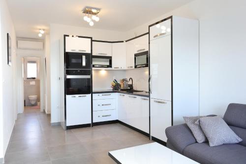 Family-friendly apartments with swimming pool Mavarstica, Ciovo - 18642