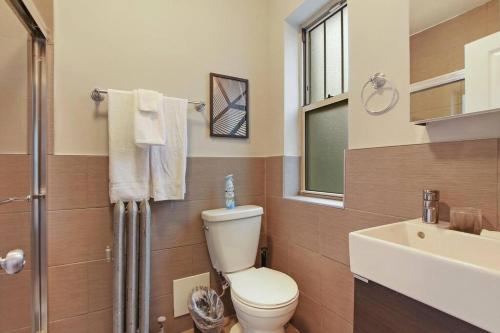La salle de bains est pourvue de toilettes et d'un lavabo. dans l'établissement Stylish Studio Apartment in Portage Park - Pensacola 2N, à Chicago