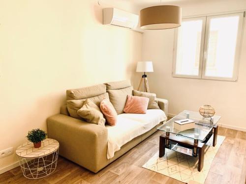 sala de estar con sofá y mesa en Thuir, Charmante Maison T2 Climatisée en Thuir