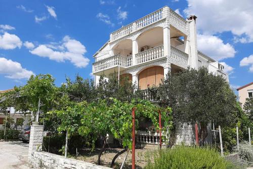 Apartments and rooms with parking space Kastel Stafilic, Kastela - 18673
