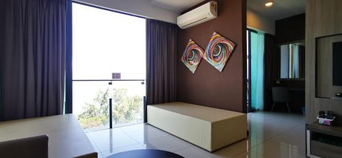 sala de estar con sofá y ventana en Dwharf Seaview Executive Suit PortDickson, en Port Dickson
