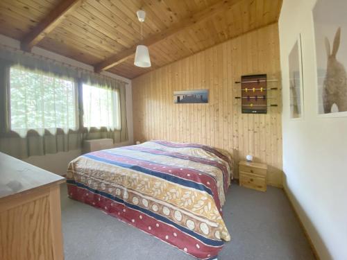 um quarto com uma cama num quarto de madeira em House, Suhlendorf em Suhlendorf