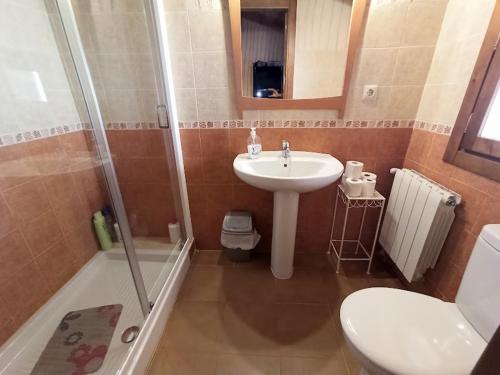 Ένα μπάνιο στο Chalet lujo en finca Zafiro lagunazo Riopar 5 o 3 dormitorios y 3 Baños Parque Natural del Rio Mundo