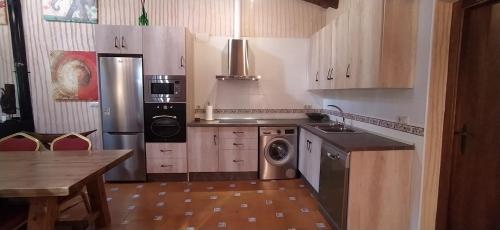 Η κουζίνα ή μικρή κουζίνα στο Chalet lujo en finca Zafiro lagunazo Riopar 5 o 3 dormitorios y 3 Baños Parque Natural del Rio Mundo