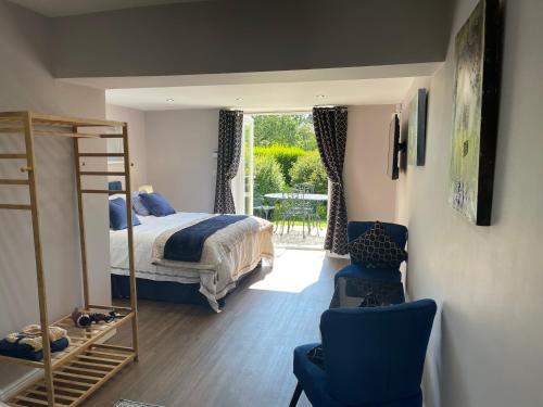 una camera con letto e sedia di Bracken Lodge a Brighouse