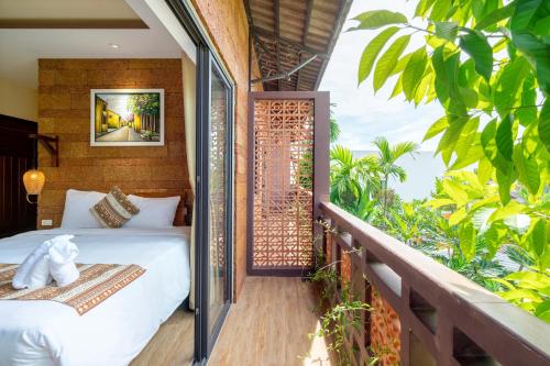 een slaapkamer met een bed op een balkon bij Olala An Bang Villa in An Bàn (2)