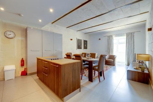 Foto Luxurious 2BR Apartment in Valletta 1