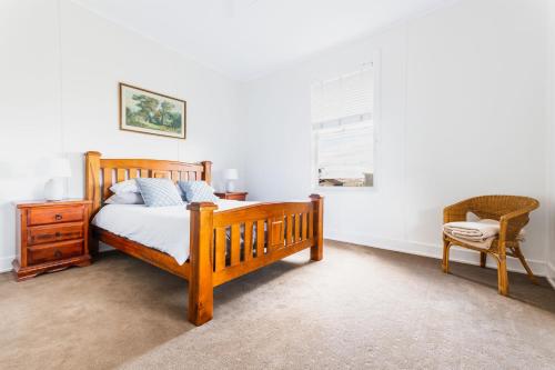 سرير أو أسرّة في غرفة في Pinkerton House