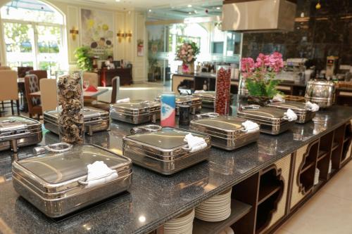 Un mostrador con bandejas de plata en un restaurante. en Ninh Binh Legend Hotel, en Ninh Binh