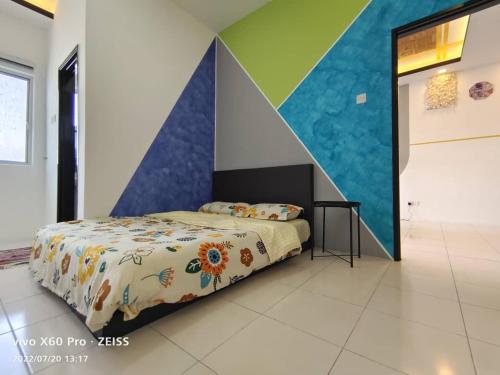 - une chambre avec un lit et un mur coloré dans l'établissement ifloral CH1, à Tanah Rata