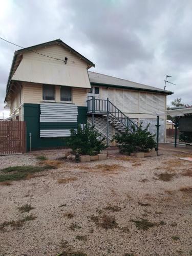 ein Haus mit einer Treppe davor in der Unterkunft 19 Cobb Lane in Winton