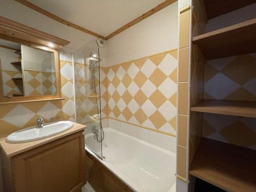 a bathroom with a sink and a bath tub at Appartement Praz-sur-Arly, 3 pièces, 7 personnes - FR-1-603-62 in Praz-sur-Arly