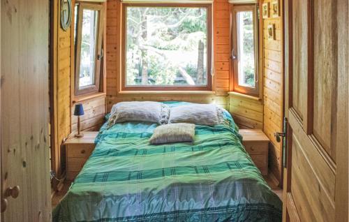 ノベ・バルプノにあるStunning Home In Nowe Warpno With House Sea Viewの窓2つ付きの小さな部屋のベッド1台分です。