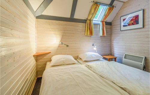 - une petite chambre avec un lit et une fenêtre dans l'établissement Ferienhaus 39 In Kirchheim, à Kirchheim