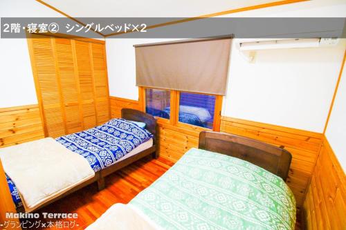 um quarto com duas camas e um sofá em Roten Jacuzzi ・Morinoie in Metasequoia Namiki / Vacation STAY 3022 em Takashima