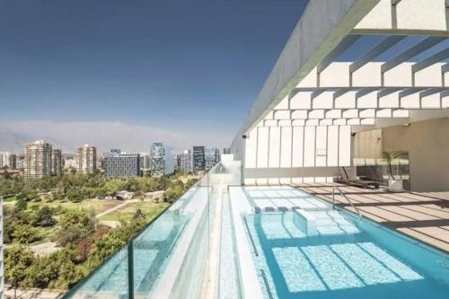 una piscina al lado de un edificio en Parque Arauco by Luxury Apartment Chile, en Santiago