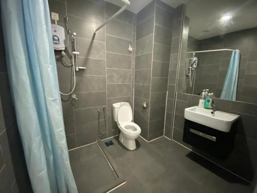 y baño con ducha, aseo y lavamanos. en Miza Empire Damansara studio free wifi netflix, en Petaling Jaya