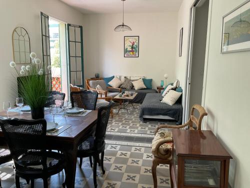 un salon avec une table et un canapé dans l'établissement T3 VILLA WALLER PROCHE PLAGES et CENTRE-VILLE, à Antibes