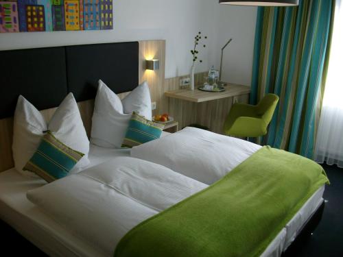Een bed of bedden in een kamer bij Gästehaus Wilhelmshöhe