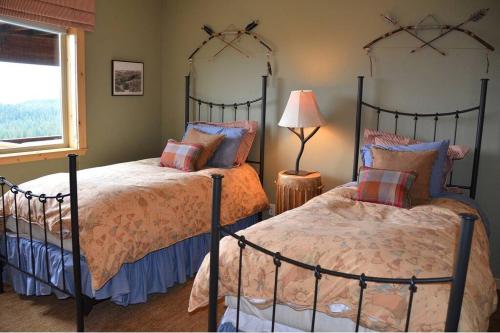 ein Schlafzimmer mit zwei Betten und einem Fenster in der Unterkunft 5bds/4.5baths & Incredible view in Truckee