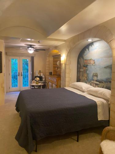 1 dormitorio con 1 cama grande y una pintura en la pared en Tuscany Dorado Resort, en Cameron Park