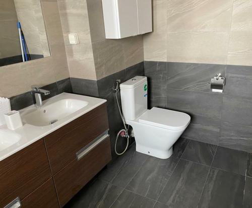 um banheiro com vaso sanitário e pia em Taghazout bay - Tawenza Medina - Apt avec piscine partagée et Jardin em Tamraght Ouzdar