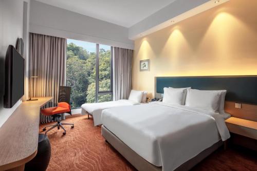 Postel nebo postele na pokoji v ubytování Holiday Inn Express Kota Kinabalu City Centre by IHG
