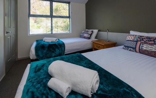 um quarto com 2 camas e uma janela em Seaview and Spa at Torbay em Albany