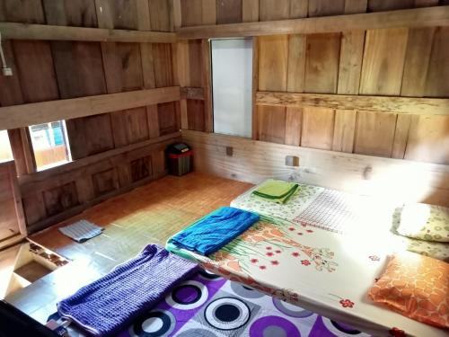 een uitzicht op een kleine kamer met een bed bij NUANSA HOMESTAY Authentic&Hospitality in Rantepao