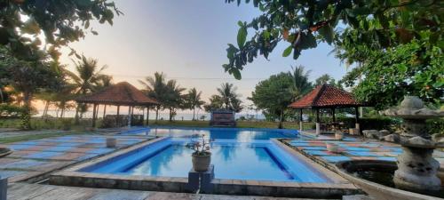 einen Pool in einem Resort mit einem Brunnen und einem Pavillon in der Unterkunft Lorin Beach Resort in Sijuk