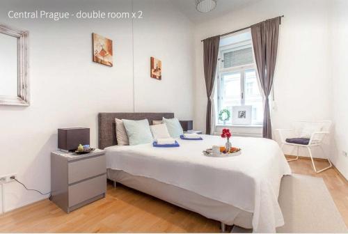プラハにあるKent Ridge Loftの白いベッドルーム(ベッド1台、窓付)