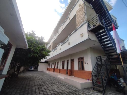 Bangunan di mana terletaknya aparthotel ini