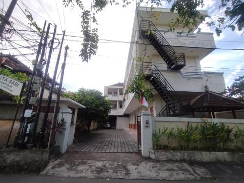 Bangunan di mana terletaknya aparthotel ini