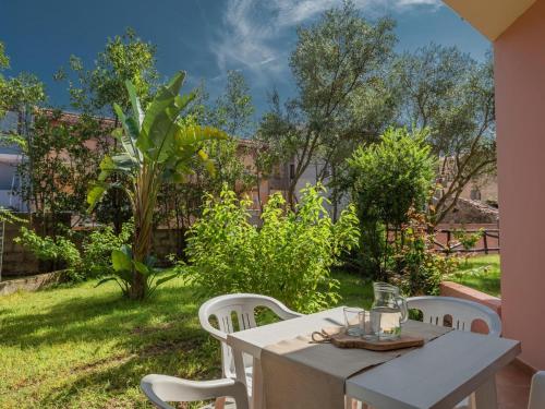サンタ・テレーザ・ガッルーラにあるBelvilla by OYO Mirti Bianchi Biloの家屋裏庭のテーブルと椅子