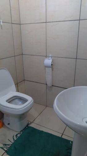 a bathroom with a toilet and a sink at Casa Pedacinho do Céu in Estivado