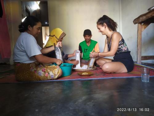 a group of people sitting on the floor at Green Haven Homestay in Tetebatu