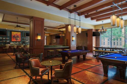 um restaurante com mesas de bilhar e um bar em Omni Fort Worth Hotel em Fort Worth