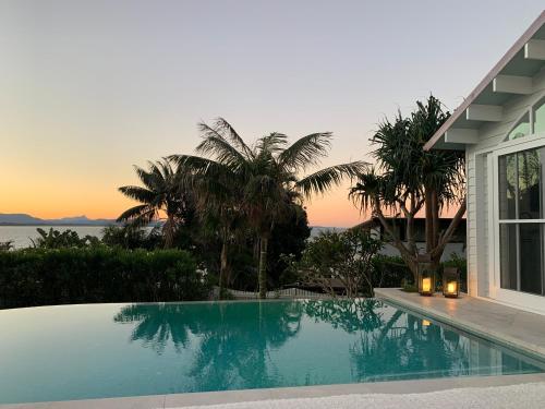 uma piscina em frente a uma casa em The Cape at Wategos Pool Pavilion em Byron Bay