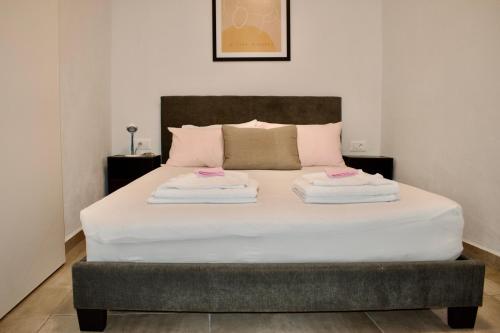 uma cama com duas toalhas em cima em Astrinos Apartment, cosy and near to the beach! em Kato Daratso