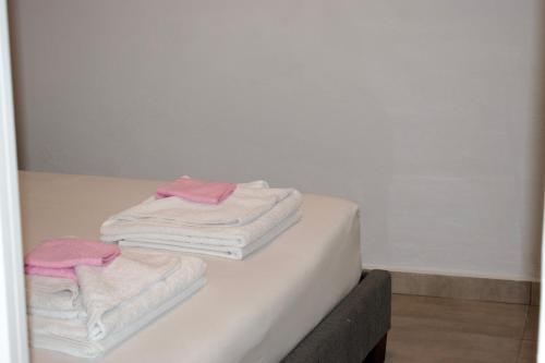 um monte de toalhas em cima de uma mesa em Astrinos Apartment, cosy and near to the beach! em Kato Daratso