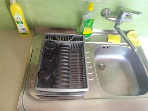 a dish drying rack in a kitchen sink at Manjina kuća in Fužine