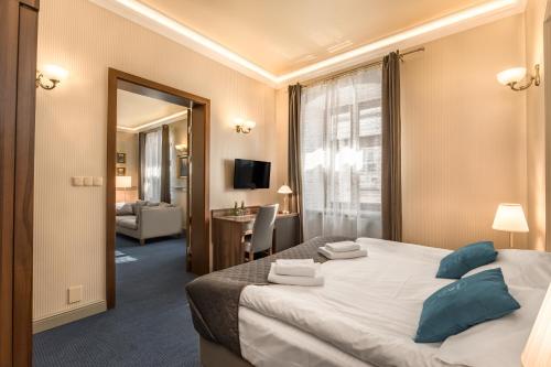 una camera d'albergo con un grande letto con cuscini blu di Apartamenty Rynek 20 a Pszczyna