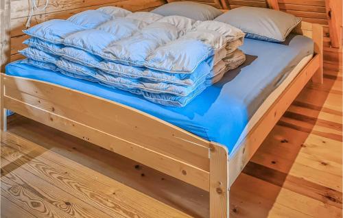 ムシチツェにあるCozy Home In Mscice With Kitchenのベッド(青いシーツ、枕付)