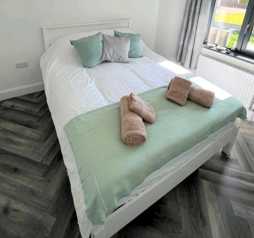 Una cama con dos almohadas encima. en Finner House, en Ballyshannon