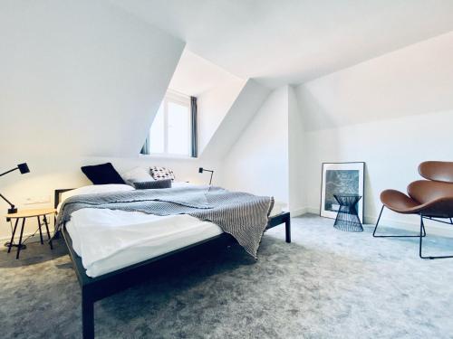 1 dormitorio con 1 cama y 1 silla en Pension MONO - Adults Only en Český Krumlov
