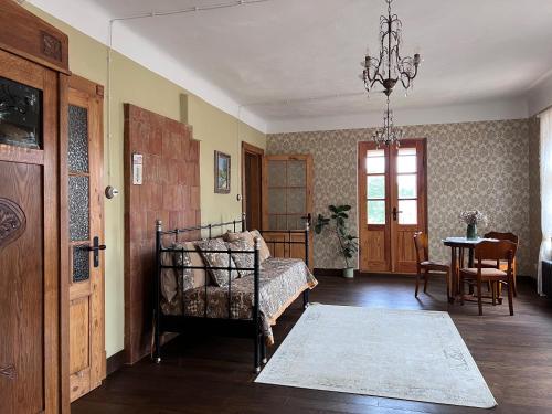 1 dormitorio con 1 cama, 1 mesa y 1 silla en Apartamenti Kuldīgas Pilsdzirnavas, en Kuldīga