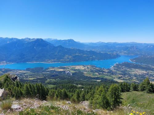 a view of a lake from the top of a mountain at leparadisachorges in Chorges